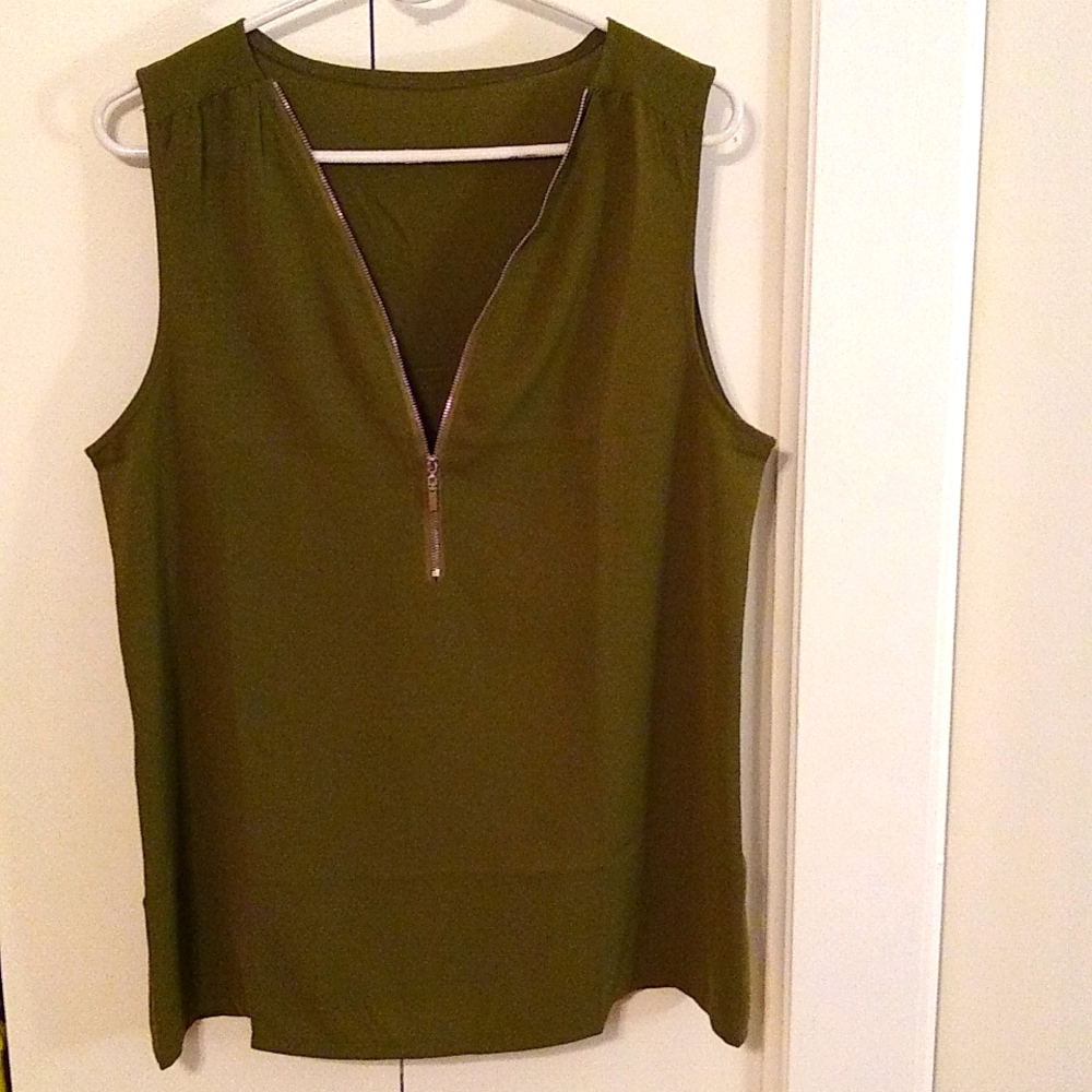 Zippered v-neck sleeveless top Size L